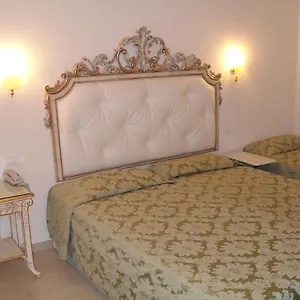 Residenza Due Torri Check In Presso Vicolo Cattani 7 Affittacamere